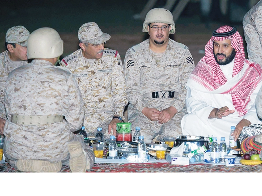 ولي ولي العهد يتناول الإفطار مع ضباط وجنود من وحدات الدفاع الجوي الأمامية في نجران أمس (بندر الجلعود)