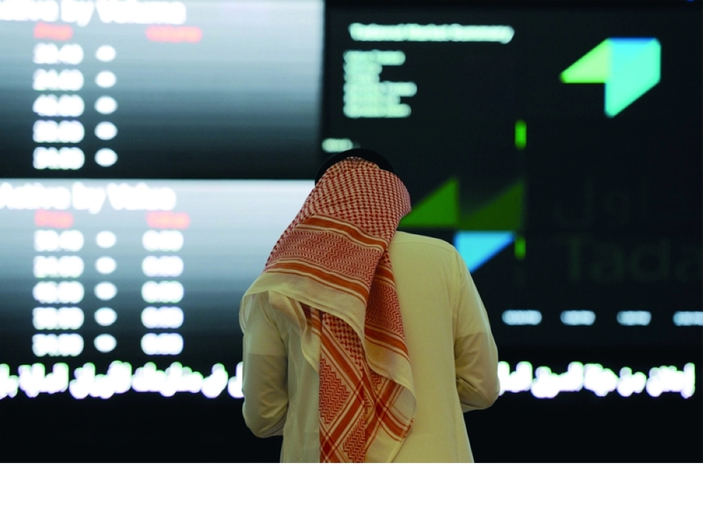 مستثمر يتابع شاشات تداول (مكة)