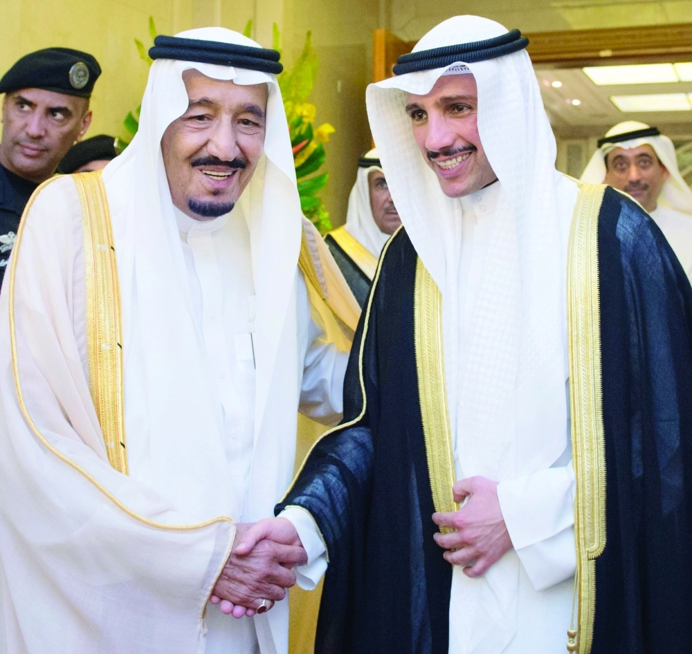 خادم الحرمين مصافحا مرزوق الغانم