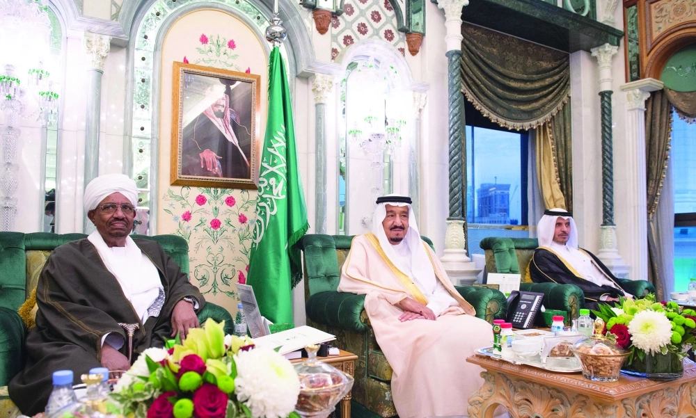 الملك سلمان خلال استقباله عمر البشير وعبدالله آل ثاني أمس  (واس) 