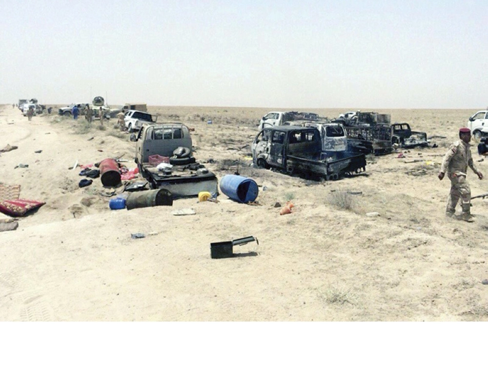 آليات تابعة لداعش تم تدميرها بقصف جوي جنوب الفلوجة (أ ب)