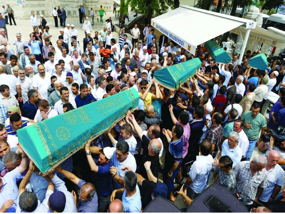 تشييع جثامين عدد من ضحايا التفجير في إسطنبول (رويترز)
