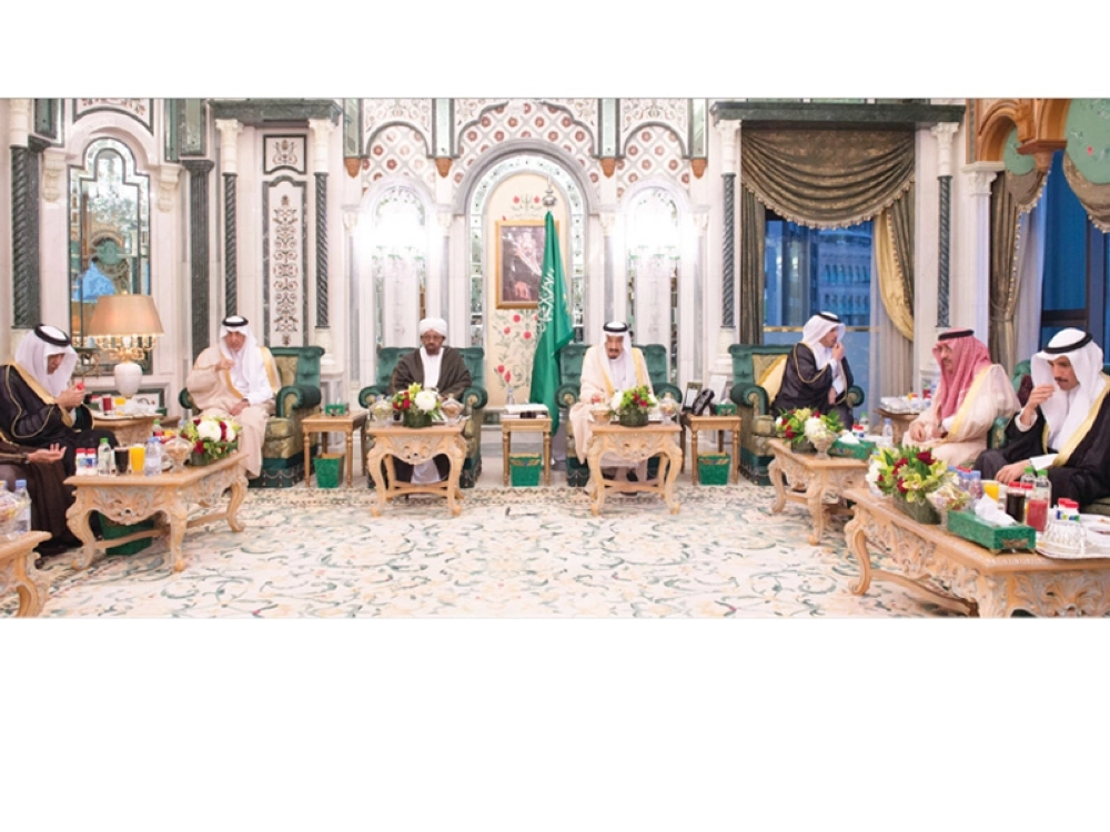 الملك سلمان مستقبلا عمر البشير وعبدالله آل ثاني ومرزوق الغانم بحضور ولي العهد في قصر الصفا بمكة المكرمة أمس (واس) 