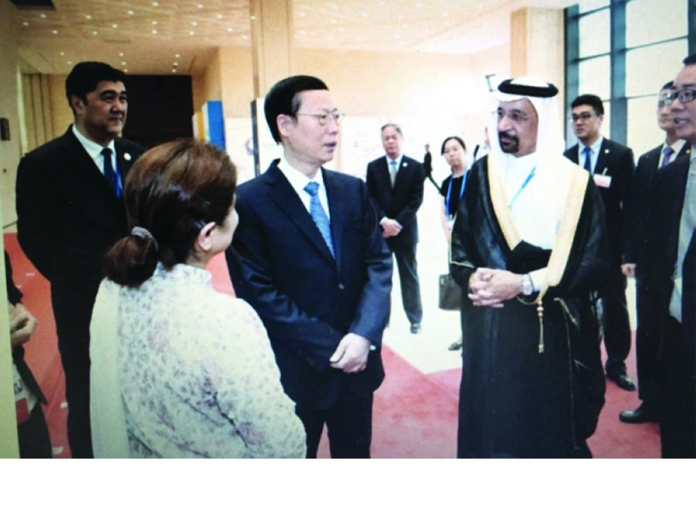 الفالح يتحدث إلى جولي خلال اللقاء (مكة)