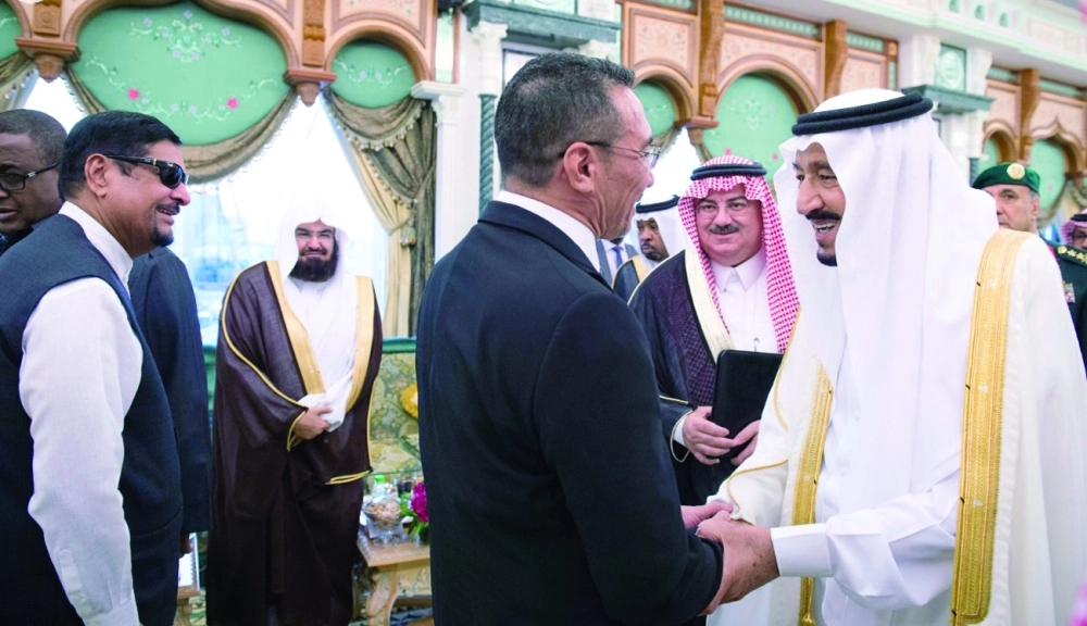 الملك سلمان مصافحا مسؤولي الدول خلال اللقاء