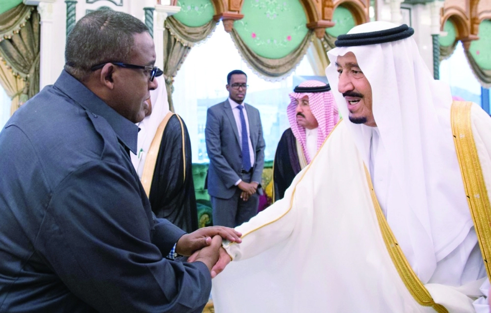 الملك سلمان مصافحا مسؤولي الدول خلال اللقاء