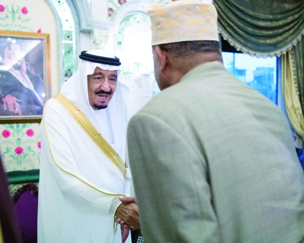 الملك سلمان مصافحا مسؤولي الدول خلال اللقاء