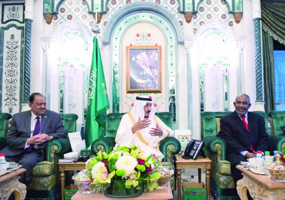 .. ولدى استقباله ممنون حسين وعثمان غزالي أمس في قصر الصفا بمكة  (واس)   