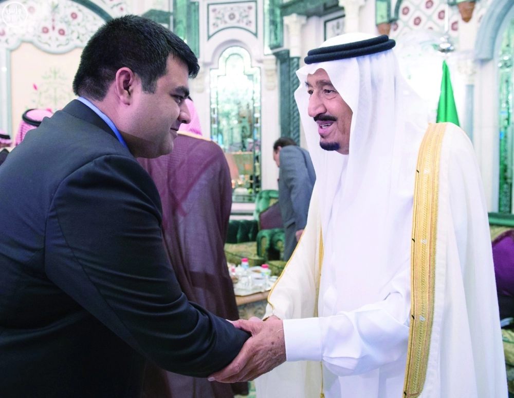 الملك سلمان مصافحا مسؤولي الدول خلال اللقاء