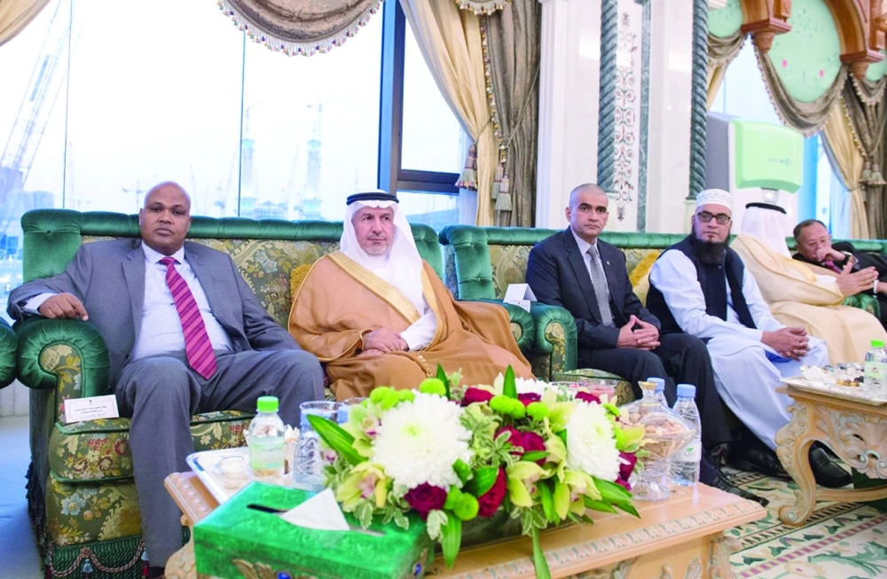 عدد من الأمراء والمسؤولين خلال اللقاء