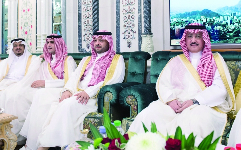 عدد من الأمراء والمسؤولين خلال اللقاء