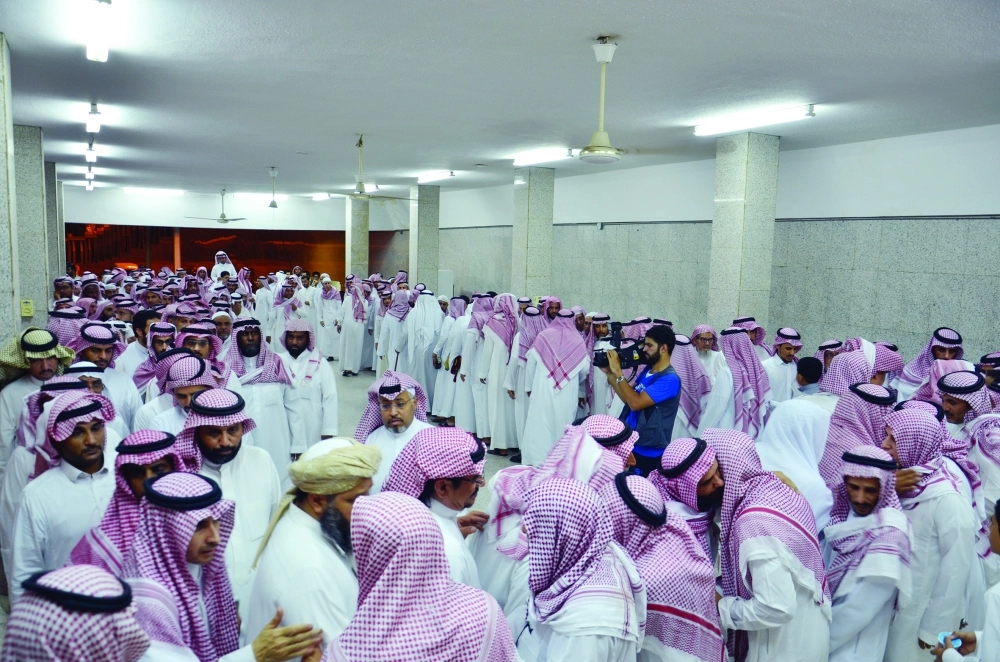 أقارب شهيدي تفجير مطار أتاتورك يتلقون العزاء في مقبرة المعلاة    (عبدالمحسن دومان)