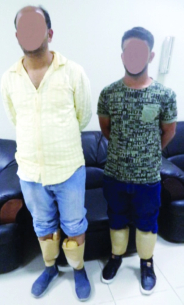 قطع ذهبية مربوطة إلى بأرجل اثنين من المهربين  (مكة) 