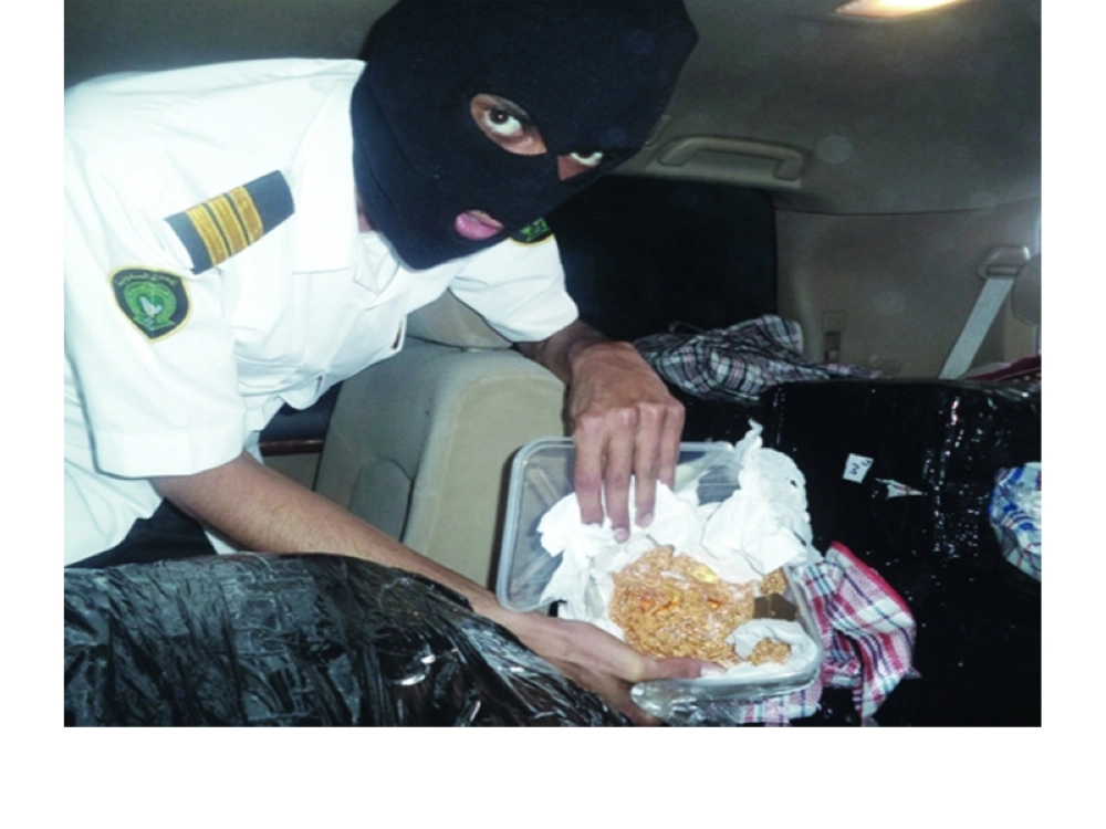 قطع ذهبية في علب بلاستيكية في المقعد الخلفي (مكة) 