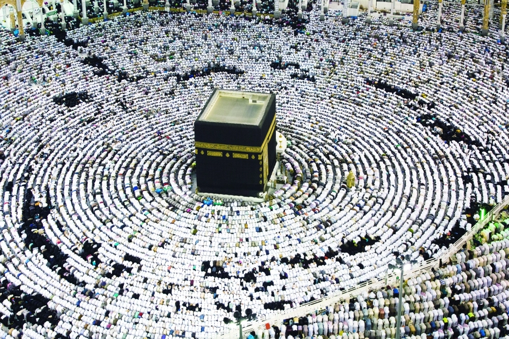 آلاف الزوار والمعتمرين يشهدون ليلة الـ 27 في المسجد الحرام (أنس الحارثي)