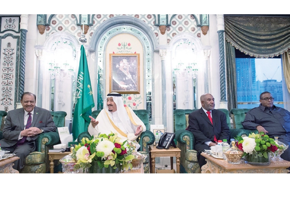 خادم الحرمين الشريفين يستقبل في قصر الصفا بمكة المكرمة أمس رئيس باكستان، ورئيس جمهورية القمر، ورئيس الوزراء الصومالي، ونائب رئيس مجلس الوزراء بجمهورية موريشيوس، ووزير الدفاع الماليزي، ومستشار الرئيس التركي.
(واس) 