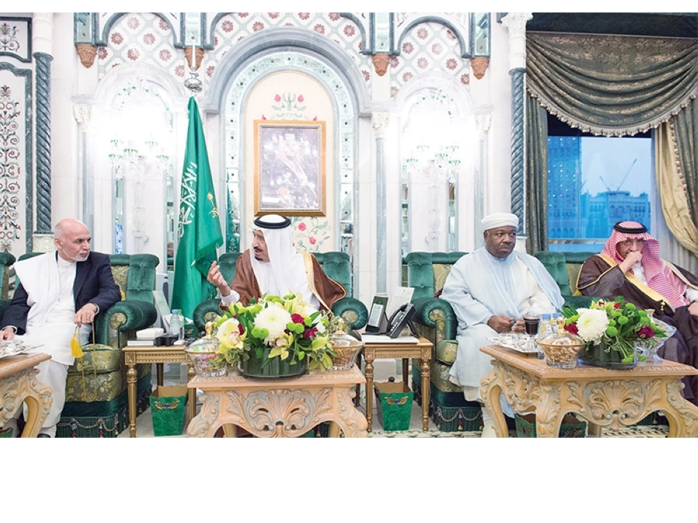 خادم الحرمين متناولا الإفطار مع عدد من الرؤساء بحضور ولي العهد في قصر الصفا بمكة المكرمة أمس

