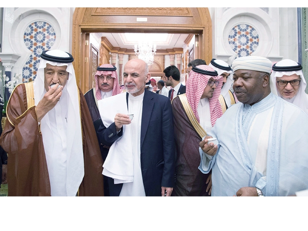     .. ويتناول القهوة مع ضيوفه (واس)