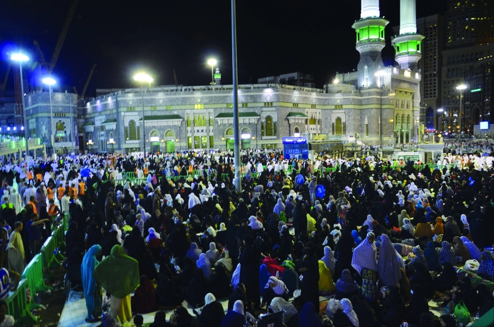 المصلون في ساحات المسجد الحرام                  (عبدالمحسن دومان)