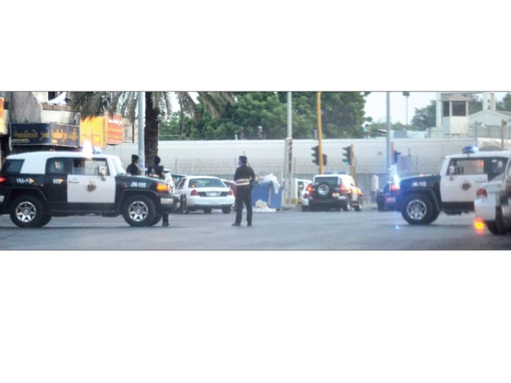 قوات الأمن خلال تواجدها على مقربة من موقع التفجير (أ ف ب)