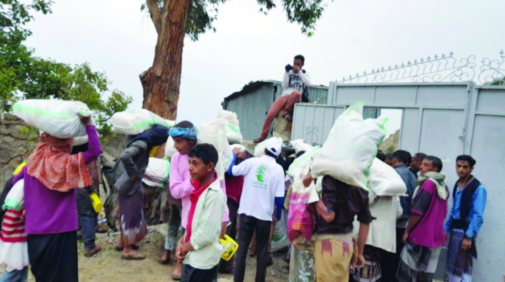 يمنيون في تعز يتسلمون سلالا غذائية وتمورا مقدمة من مركز الملك سلمان                                                                                    (واس)