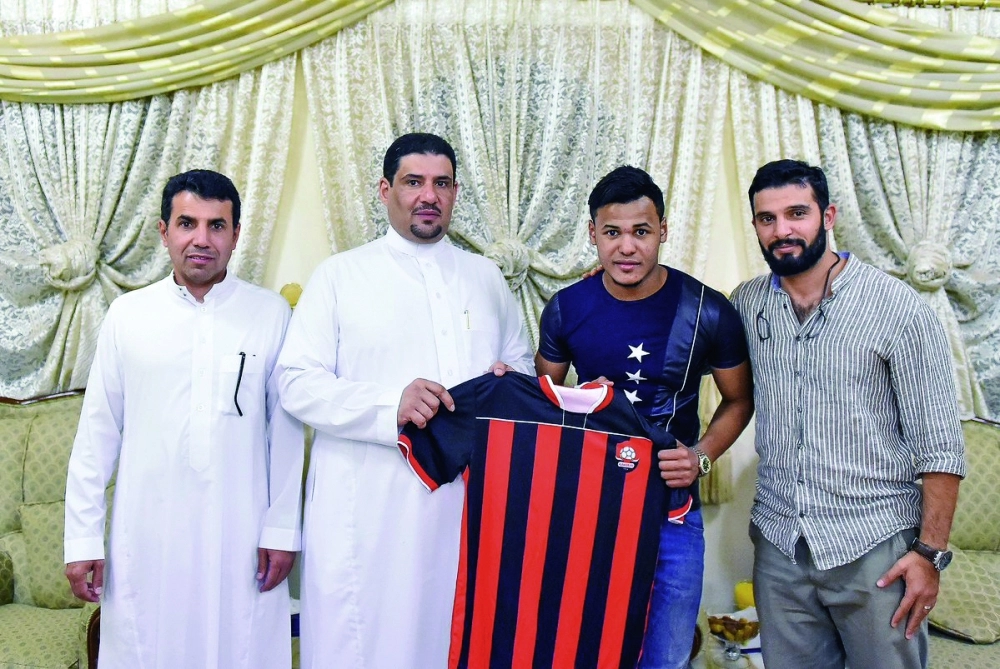 أيمن فتيني يتوسط التويجري وناصيف                    (إعلامي الرائد)