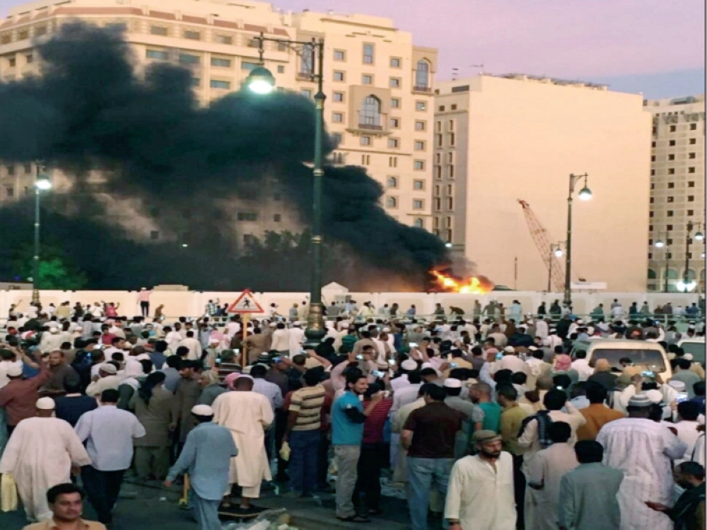 دخان التفجير الإرهابي في المدينة المنورة (رويترز)