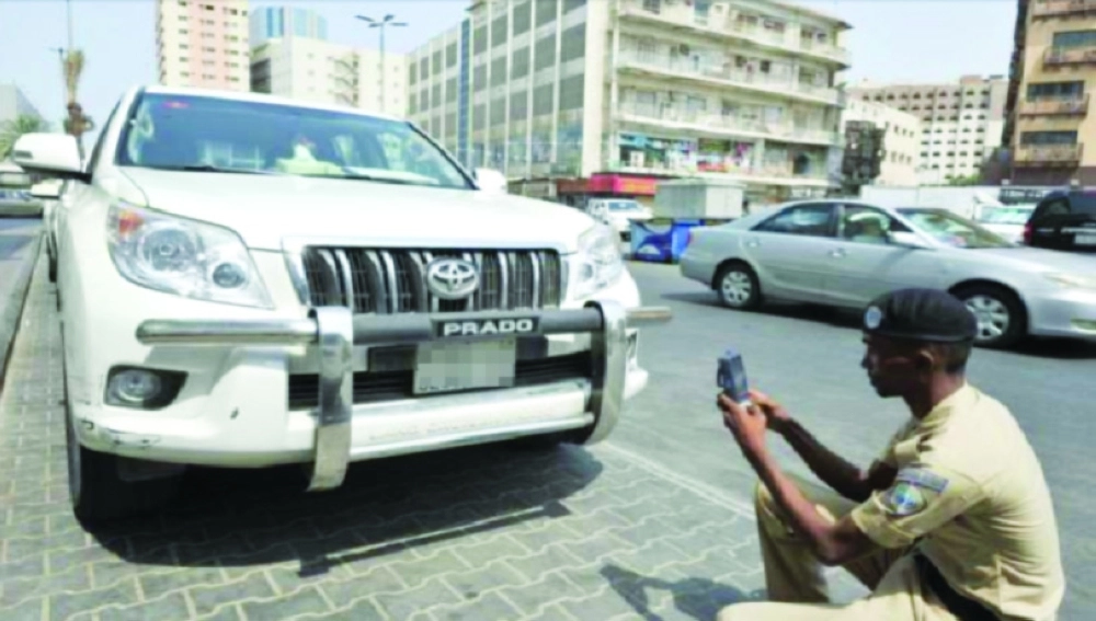 أحد مراقبي المواقف يسجل مخالفة           (مكة)