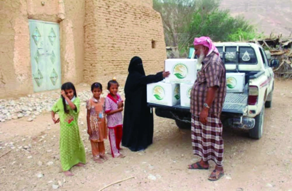 					يمنية تتسلم سلة غذائية ضمن 7200 سلة وزعها مركز الملك سلمان في حضرموت                                                                              (واس)