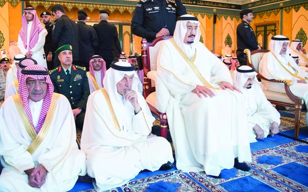 خادم الحرمين لدى أدائه صلاة العيد وإلى جانبه الأميران خالد الفيصل ومقرن بن عبدالعزيز                                                                                     (واس)