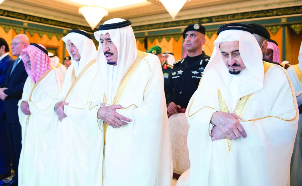 الملك سلمان خلال الصلاة 