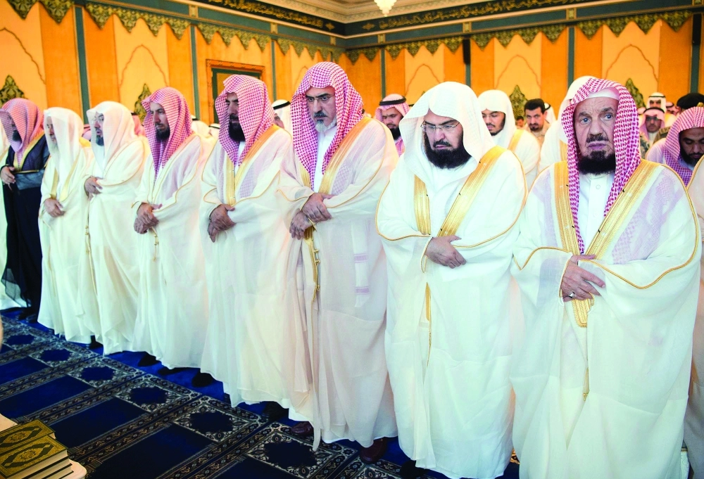 عدد من العلماء خلال الصلاة