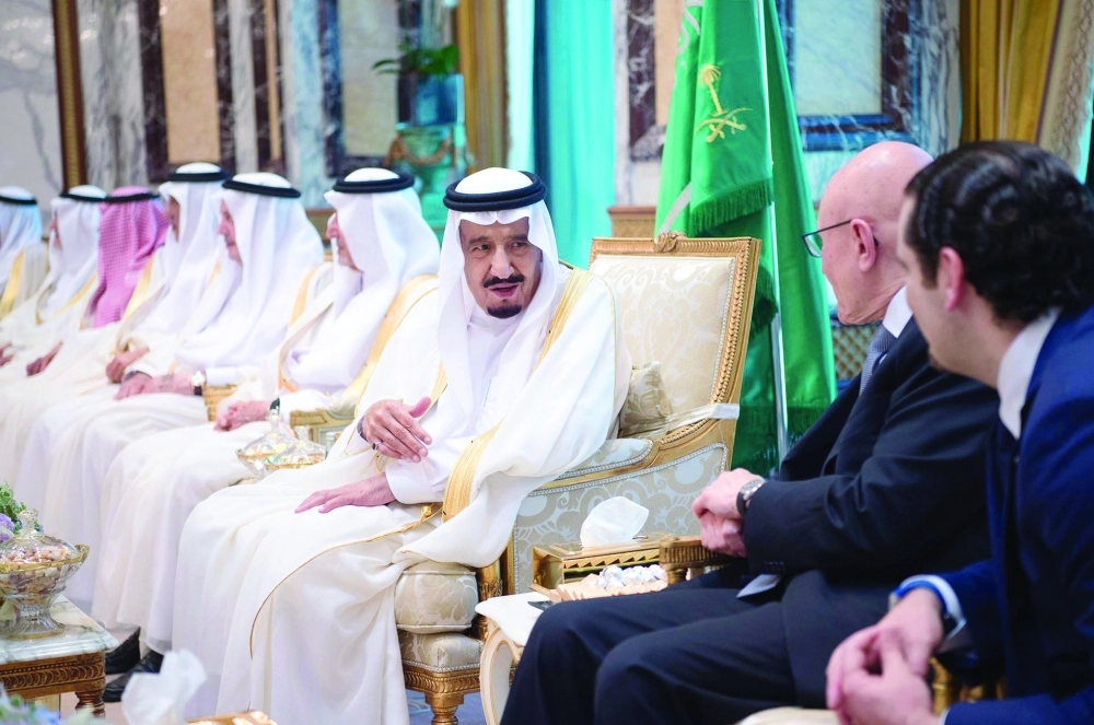 الملك سلمان في حديث مع تمام سلام وسعد الحريري 