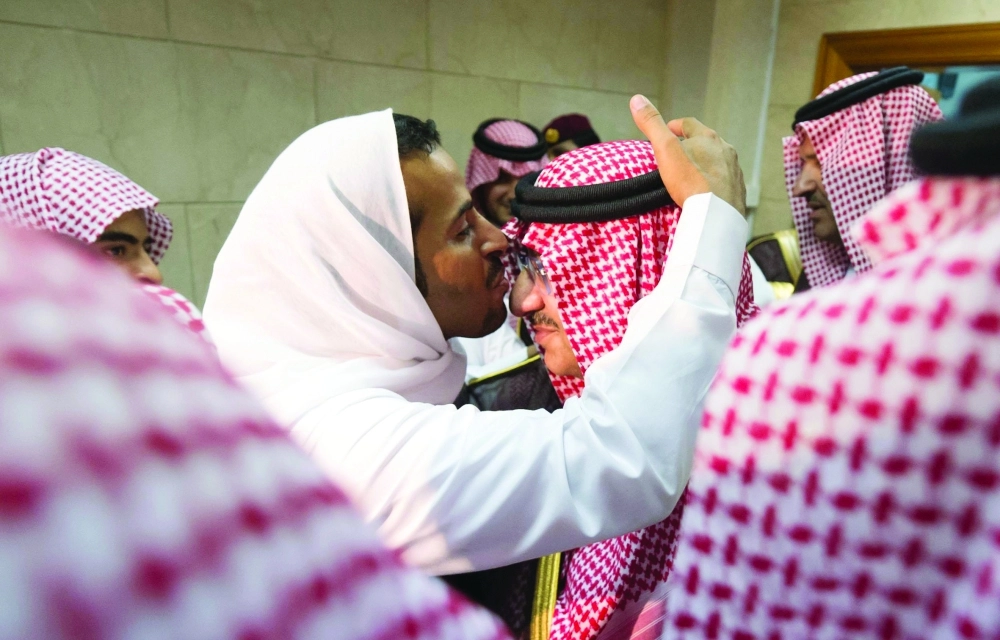 قبلة على رأس ولي العهد من أحد أقارب الشهداء