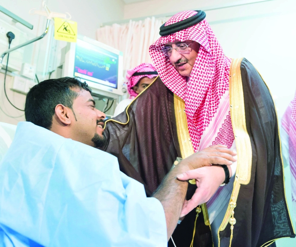 .. ولدى زيارته أحد المصابين 