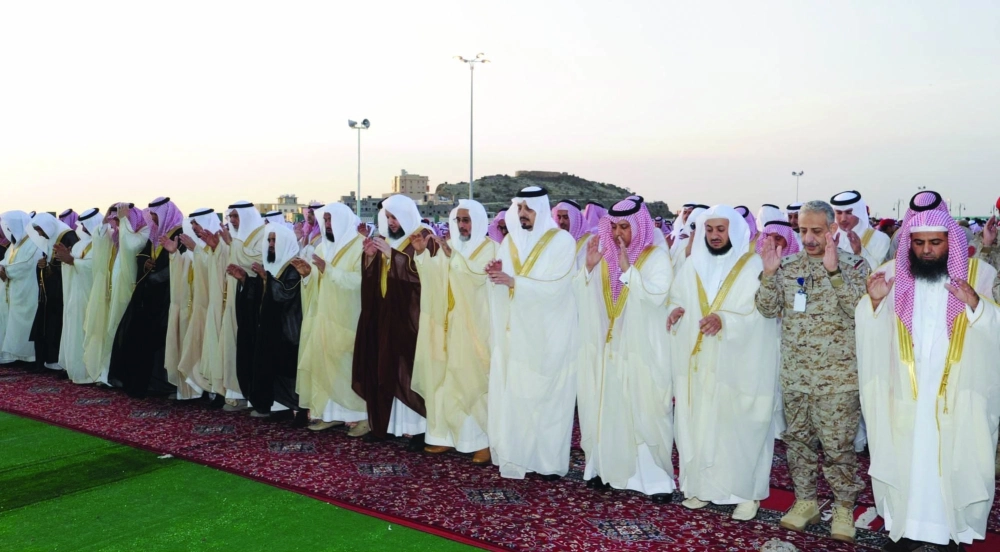 فيصل بن خالد خلال الصلاة في عسير