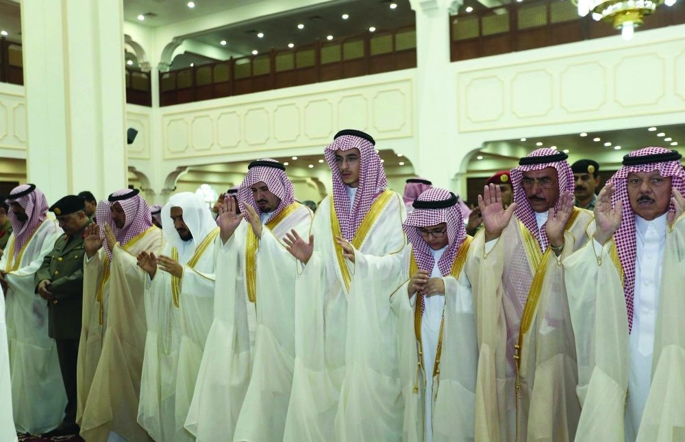 فهد بن بدر مؤديا الصلاة مع جموع المسلمين في الجوف