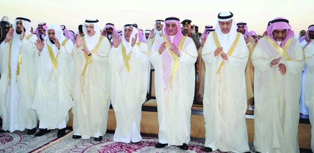فهد بن سلطان مؤديا صلاة العيد في تبوك
