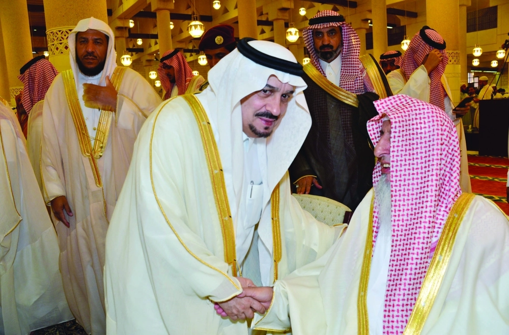 فيصل بن بندر مصافحا عبدالعزيز آل الشيخ بعد صلاة العيد بالرياض