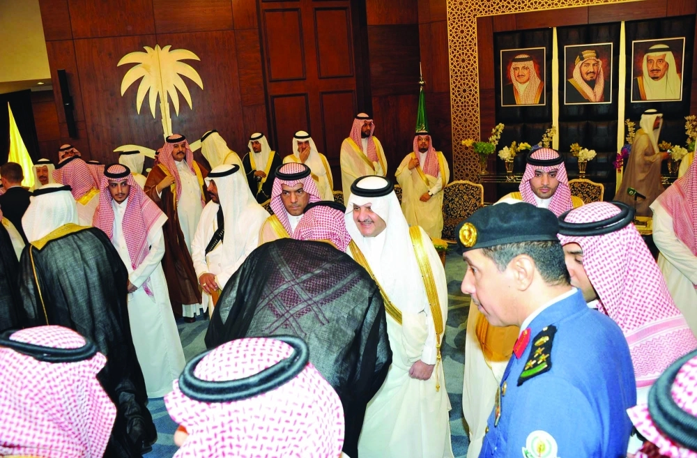 سعود بن نايف مستقبلا المهنئين في المنطقة الشرقية