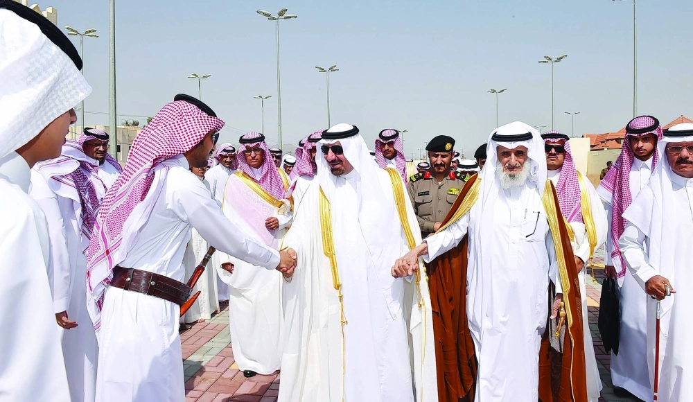 جلوي بن عبدالعزيز بعد أداء صلاة العيد في نجران