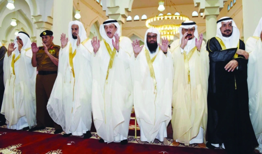 محمد بن ناصر مؤديا الصلاة في جازان