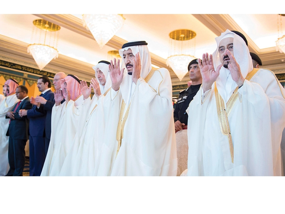 خادم الحرمين يؤدي صلاة العيد في المسجد الحرام (واس)  