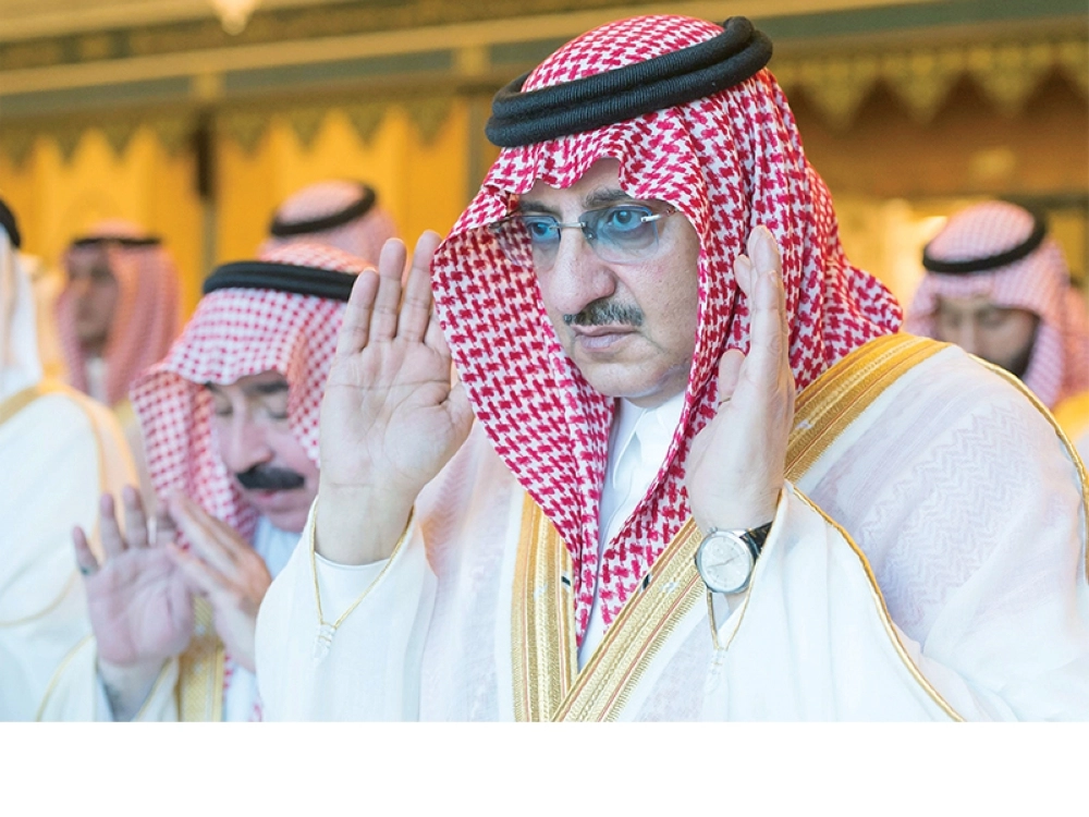 ولي العهد مؤديا صلاة العيد بالمسجد الحرام 