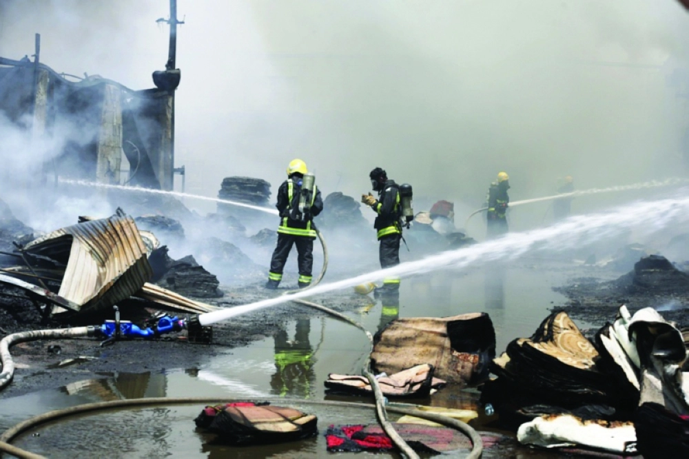  الدفاع المدني خلال إخماده حريق السوق أمس                               (مكة) 