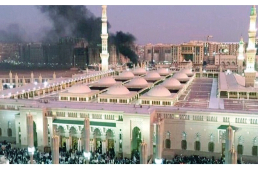 الدخان المتصاعد جراء تفجير المدينة (تويتر)