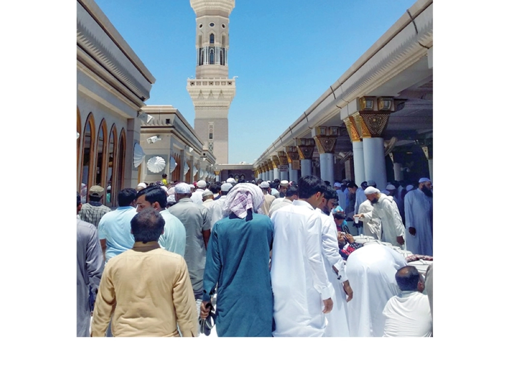 مصلو الجمعة في الحرم النبوي أمس ( أنس الحارثي )