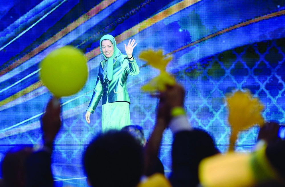 رجوي زعيمة المعارضة الإيرانية تحيي المشاركين في مؤتمر باريس أمس                                                                                 (أ ف ب) 