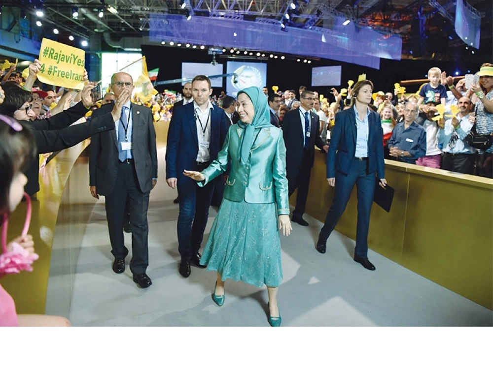 مريم رجوي تحيي المشاركين في مؤتمر المعارضة الإيرانية بباريس أمس (أ ف ب)