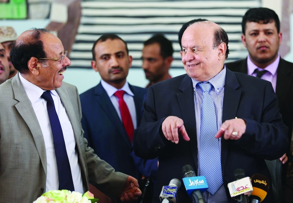 هادي يتحدث مع نائبه خلال زيارة لمأرب أمس                                           (رويترز)